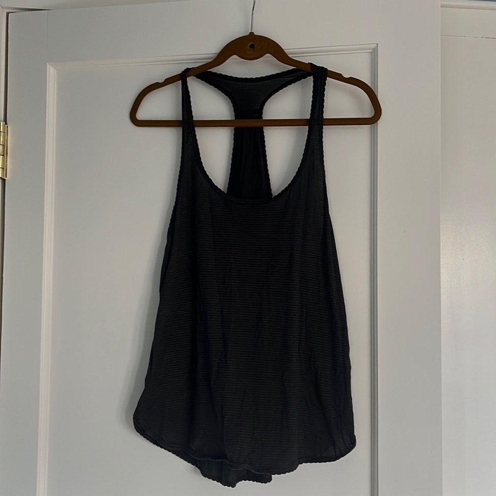 Lululemon race back tank w scalloped edge black w faint gold stripes